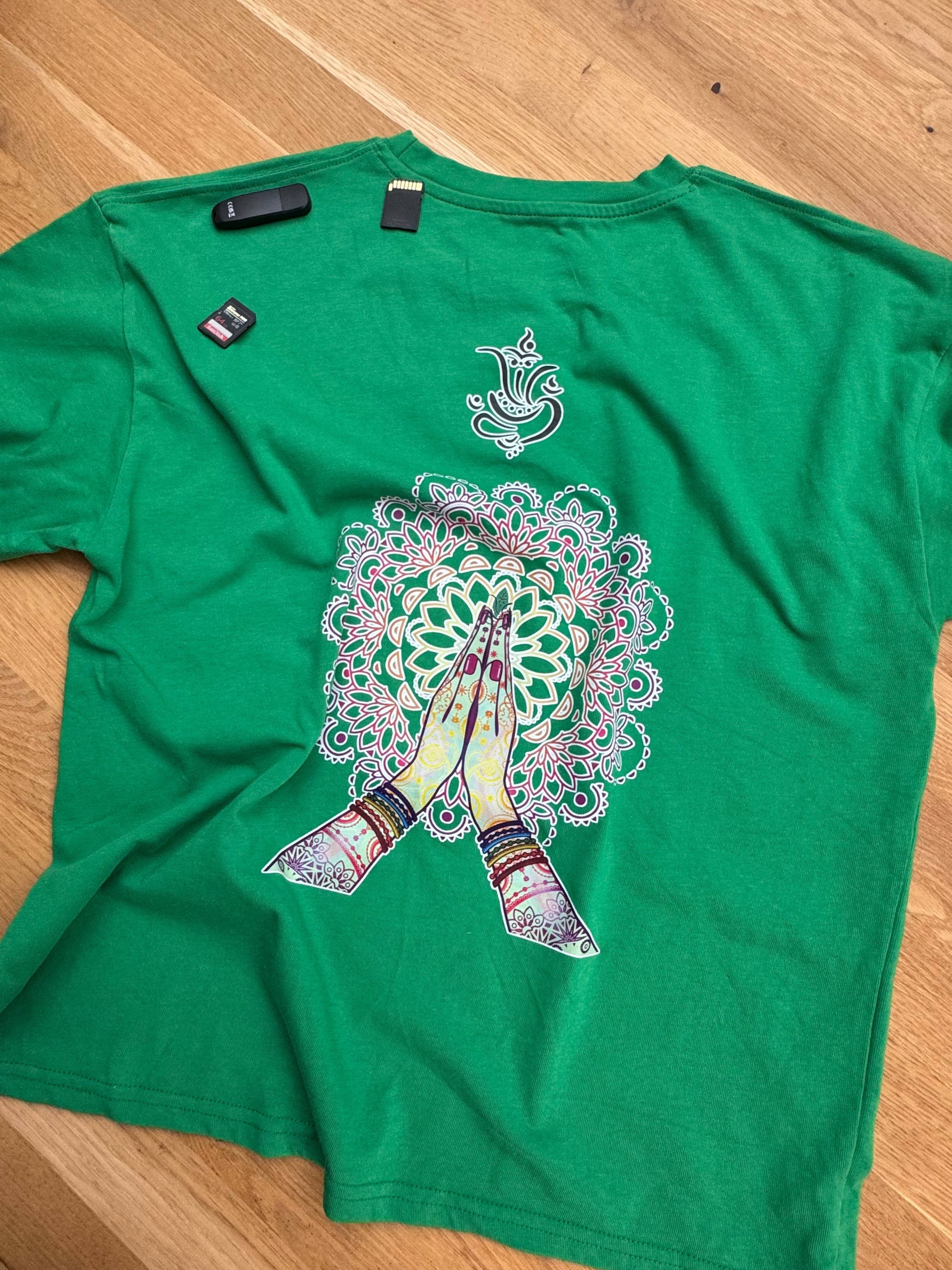 T-Shirt NAMASTE ROOTS GREEN